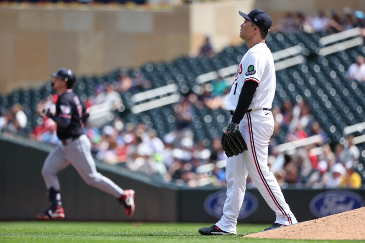 Three Guardians homer in 5-2 victory over Twins
